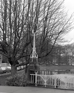 83845 Afbeelding van een lantaarn, zonder armatuur, op de Herenbrug over de Stadsbuitengracht te Utrecht.